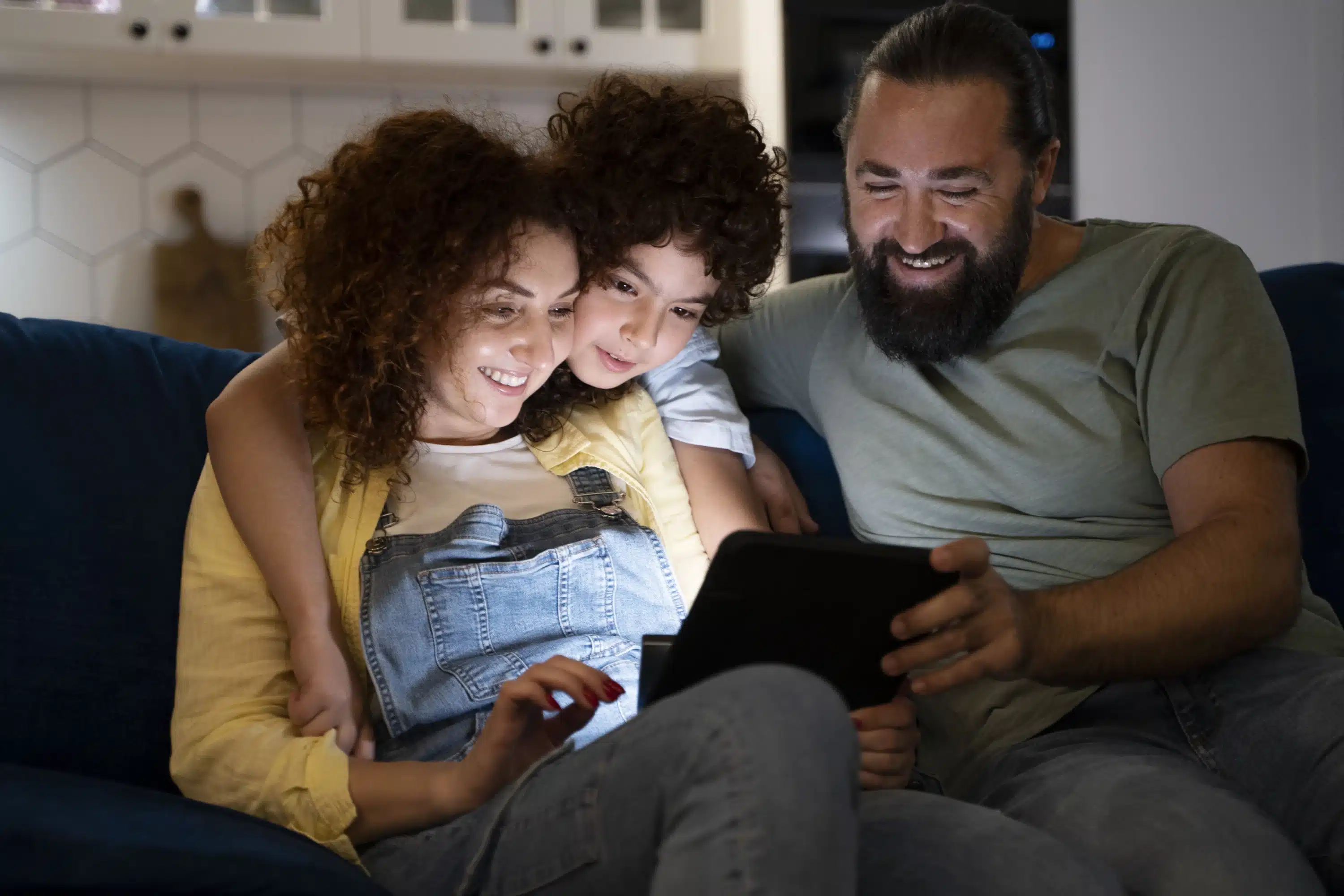 Criança aproveitando momentos com os pais enquanto fazem compras online durante a Black Friday, mostrando interação familiar e planejamento de compras.