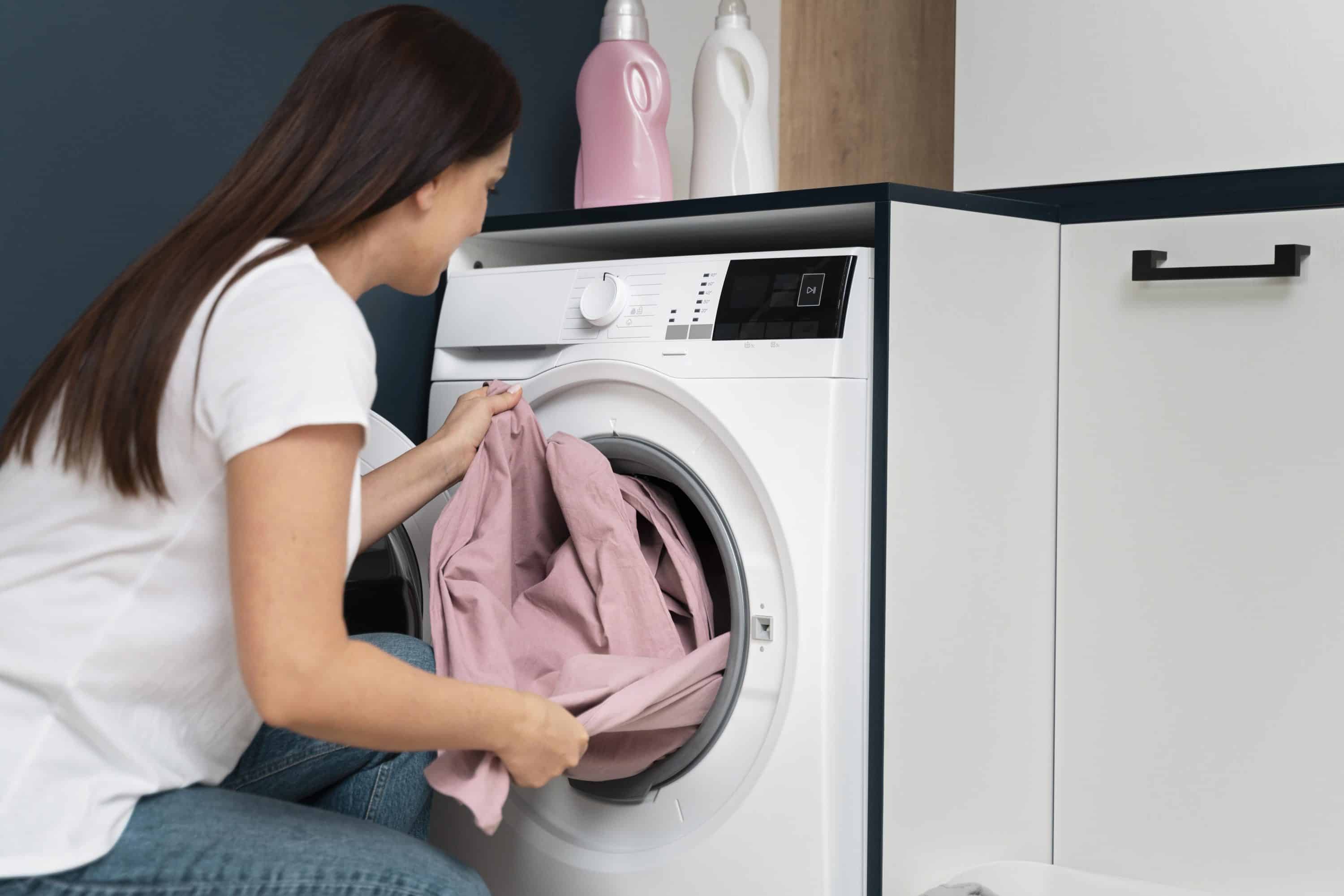 Pessoa utilizando a melhor lavadora de roupas para cuidar das roupas com eficiência e praticidade no dia a dia.