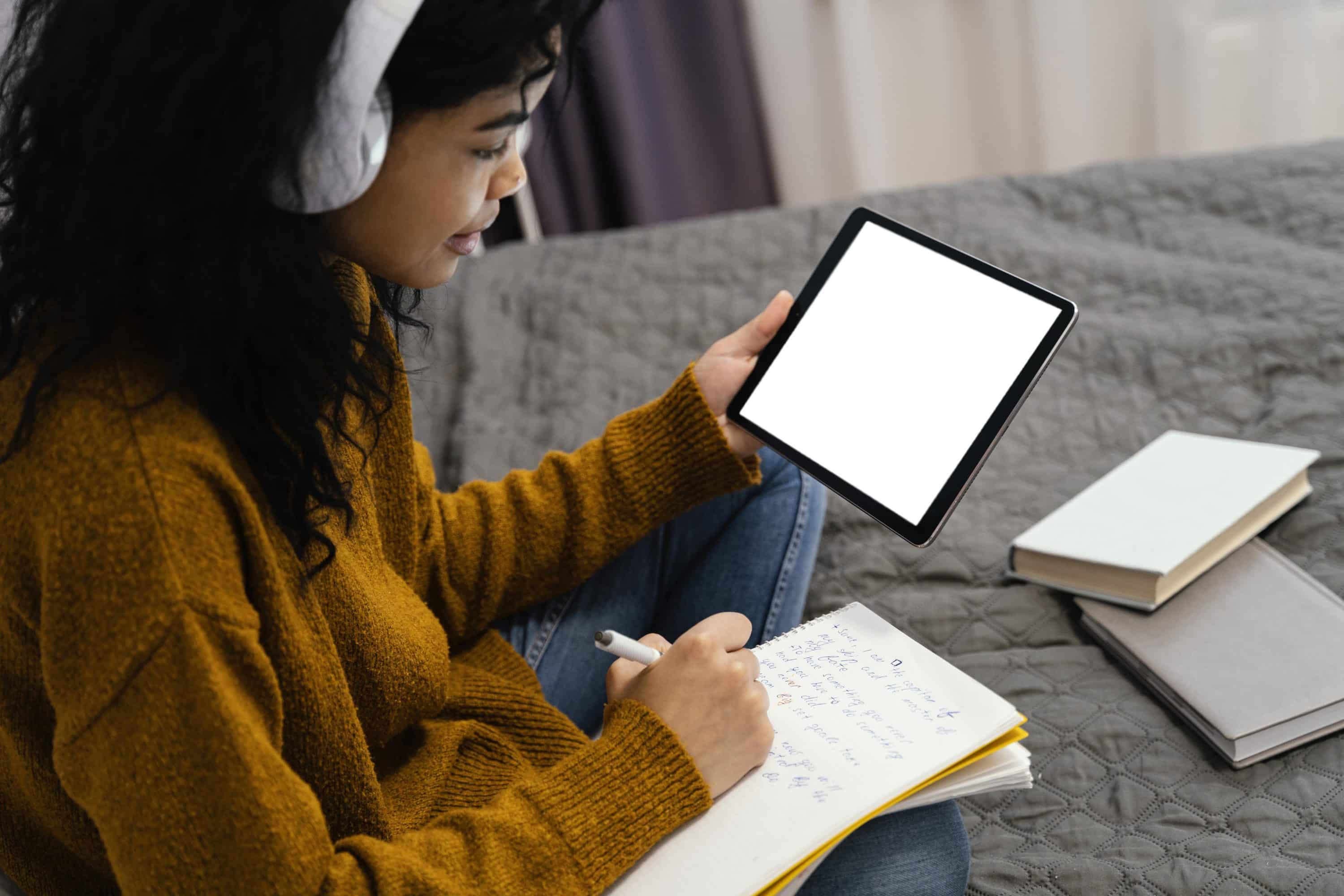 estudante testando um tablet para estudar