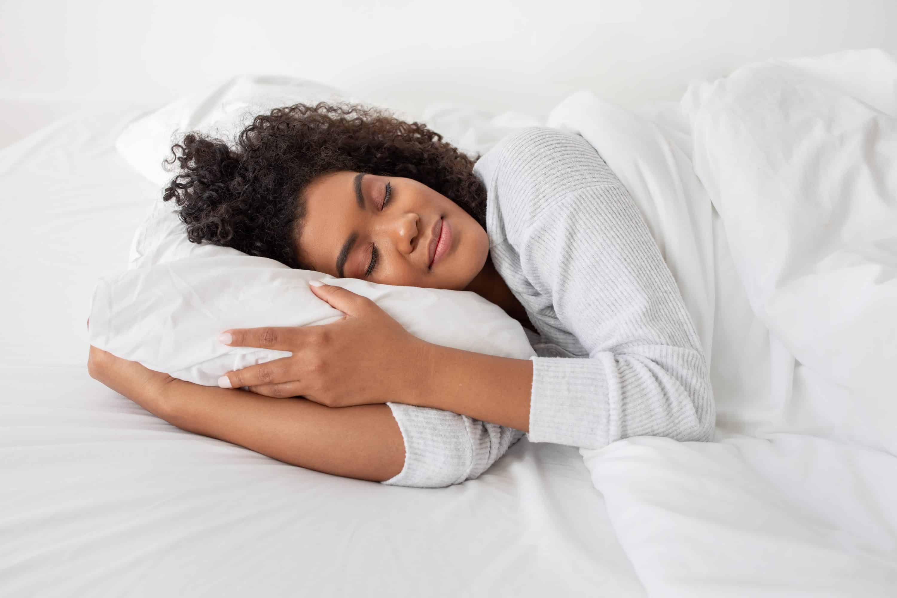 mulher descobrindo qual o melhor travesseiro para dormir