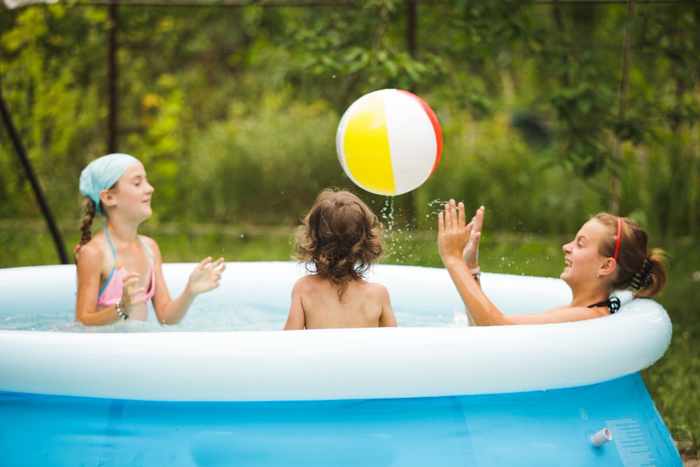 crianças brincando na melhor piscina inflável
