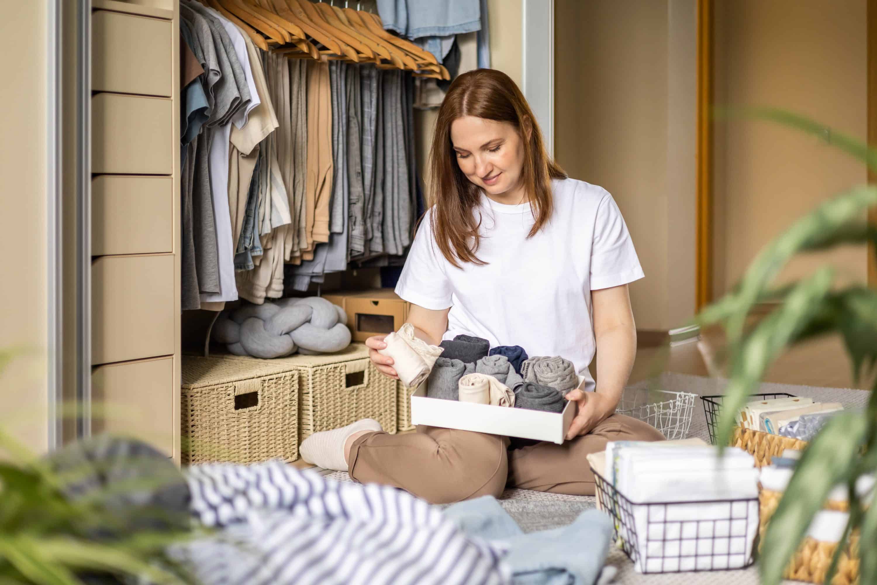 mulher colocando em prática dicas de organização casa