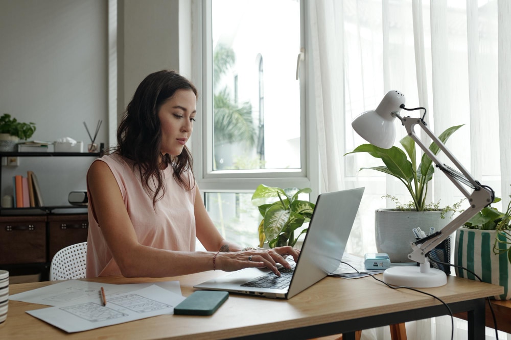mulher usando escrivaninha para home office