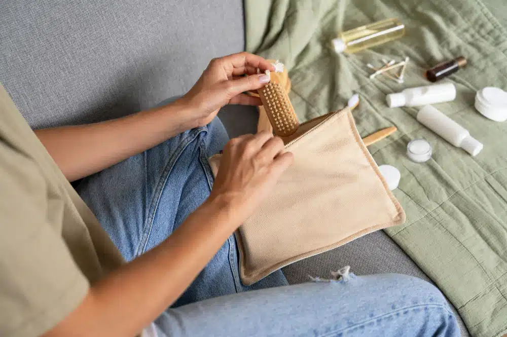 O que levar na necessaire para escola, com itens essenciais como produtos de higiene e cuidados pessoais organizados.