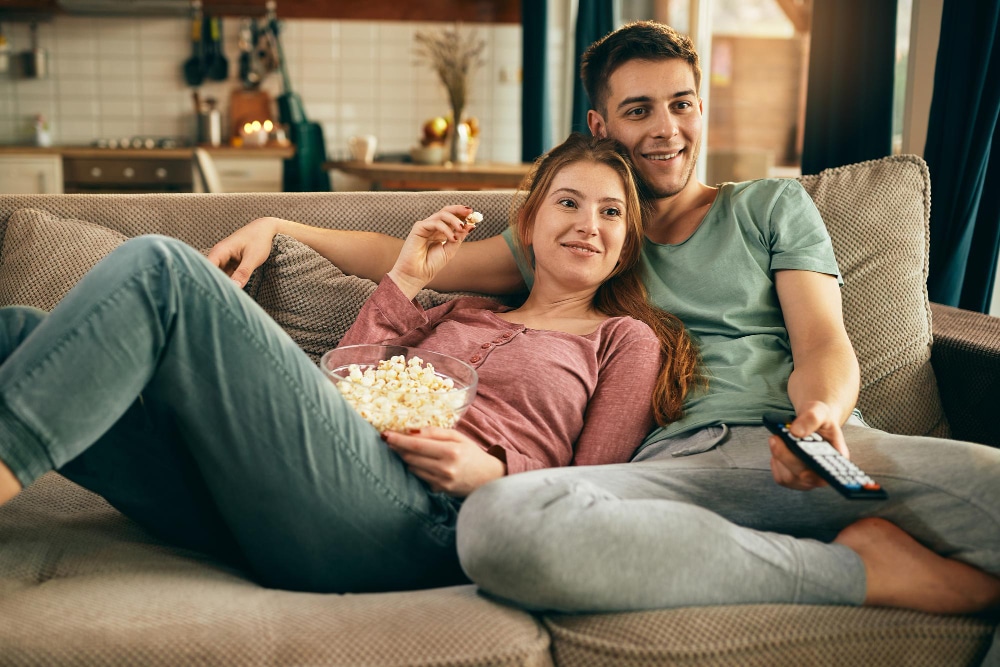 casal de namorados assistindo TV 32 polegadas