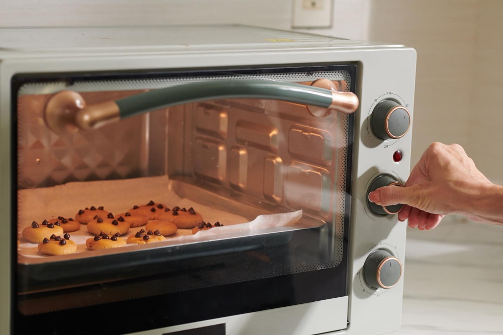 mulher escolhendo melhor forno elétrico