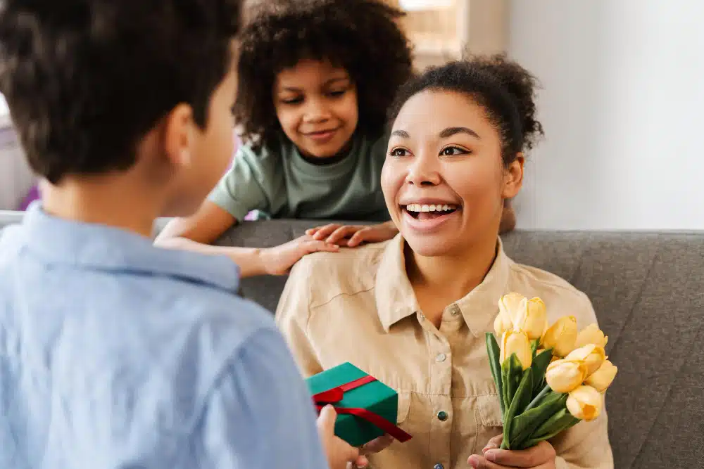 filho presenteando a mãe no dia das mães 2026