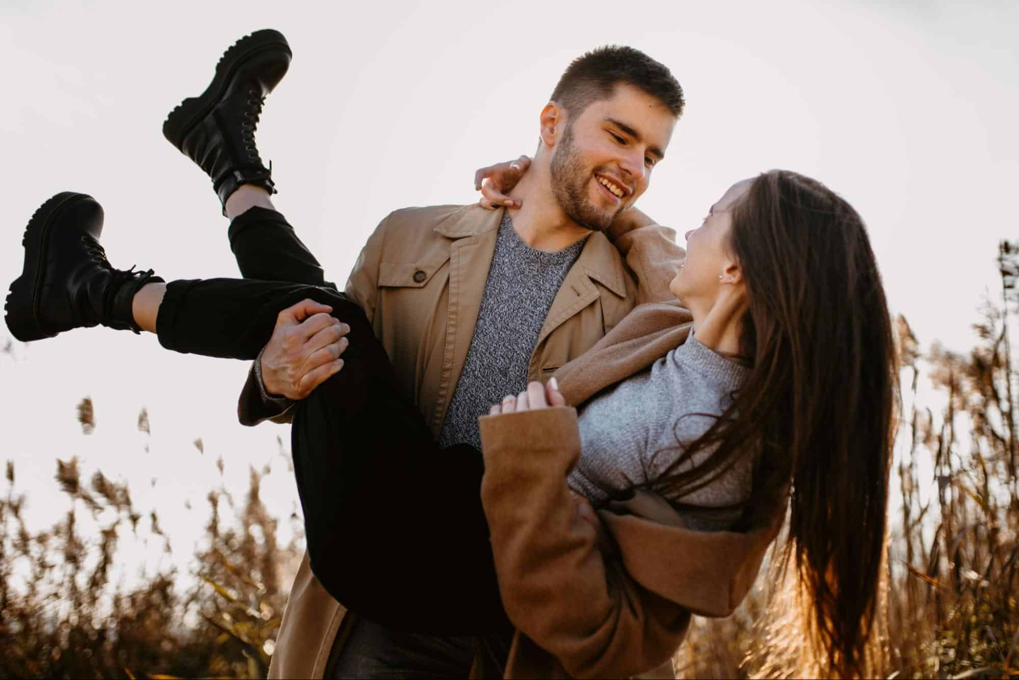 casal feliz em ensaio fotográfico do casal