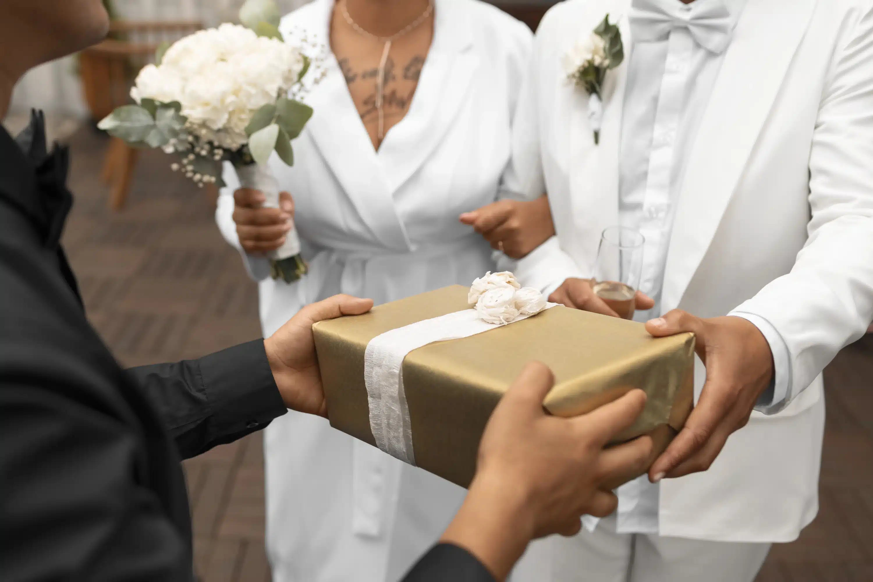casal recebendo presente de casamento