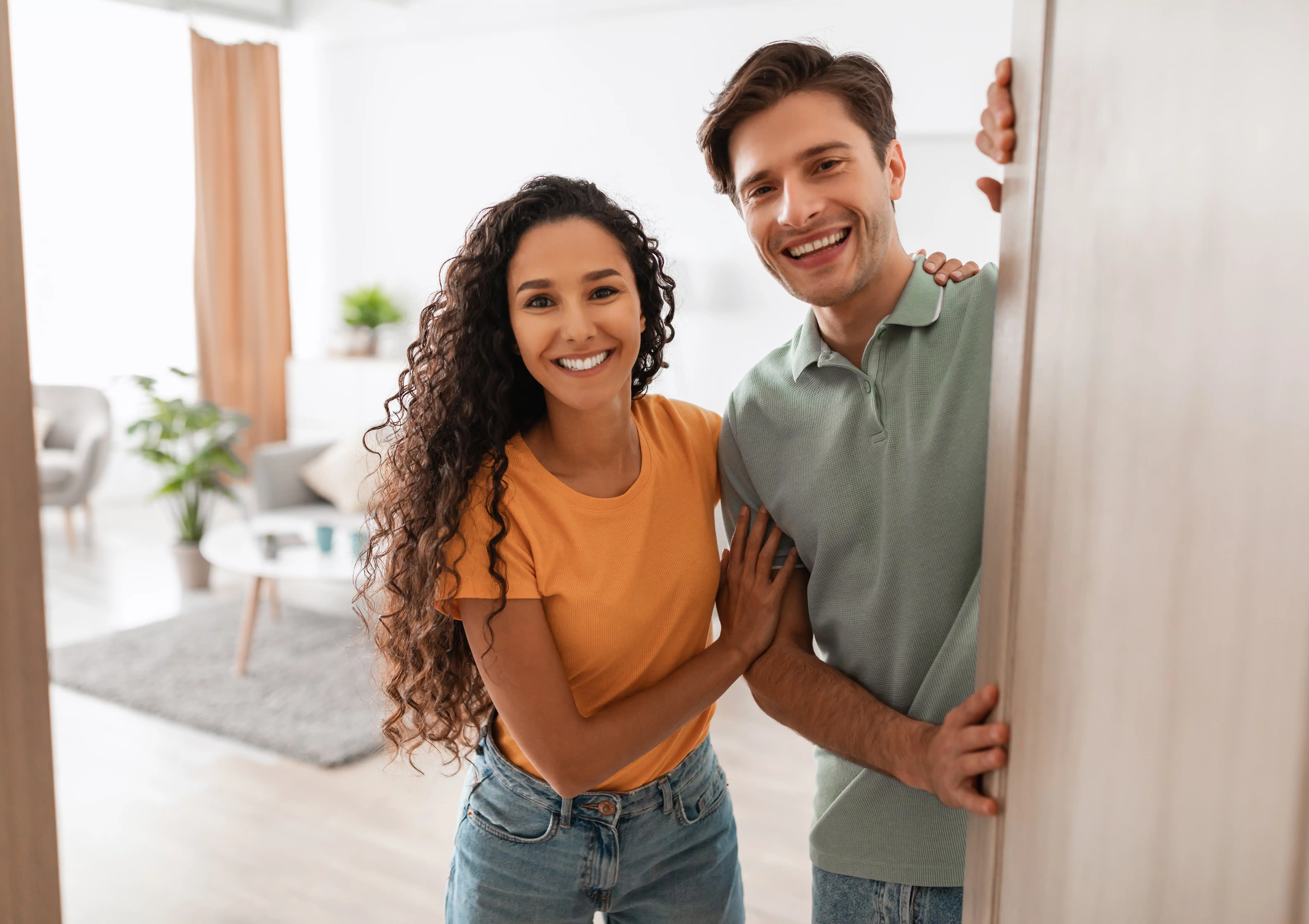 casal se mudando para casa nova e montando cada ambiente