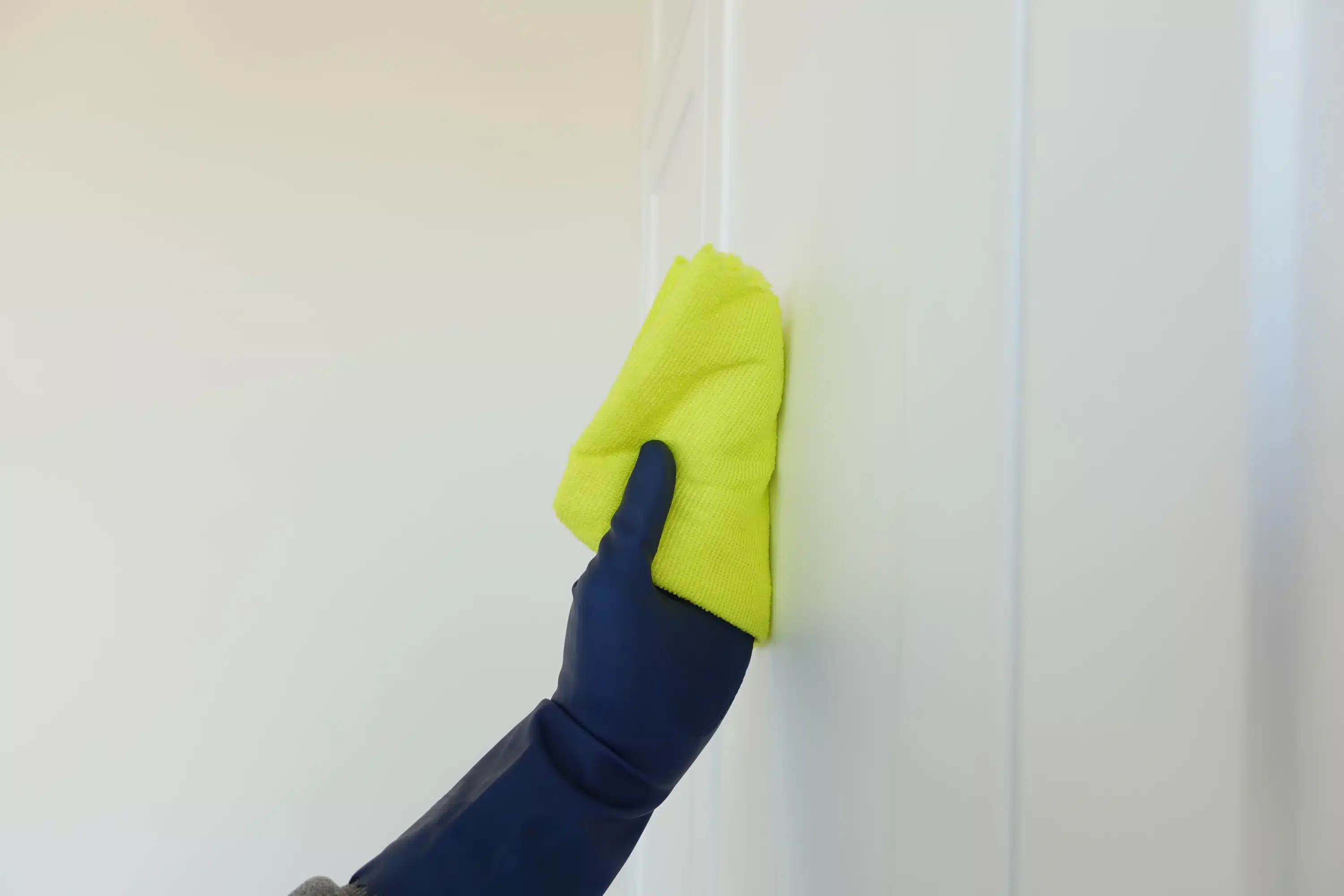homem aplicando dicas de como evitar mofo no inverno