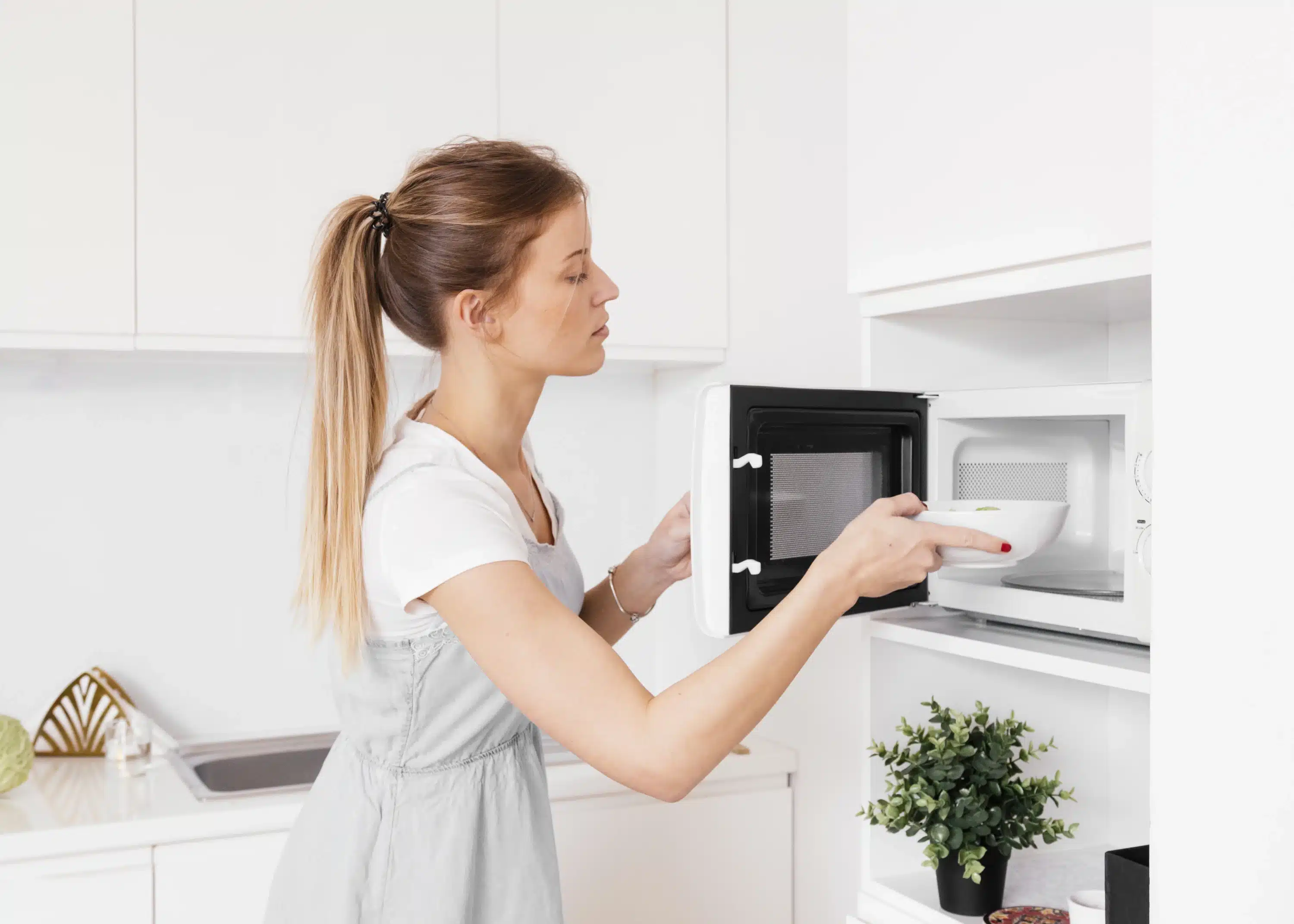 mulher escolhendo o tamanho de micro-ondas ideal para sua cozinha
