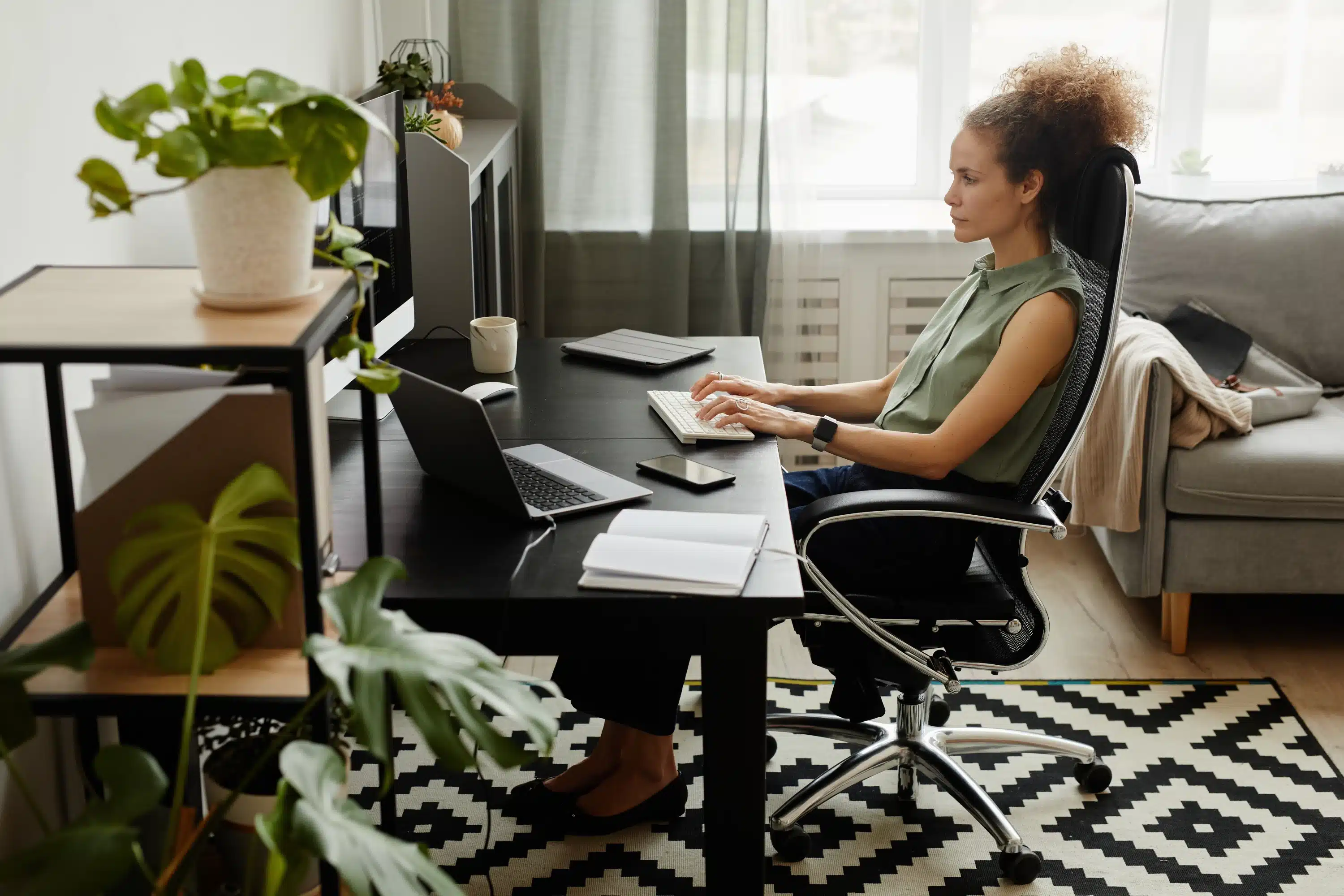 mulher usando cadeira de escritório confortável