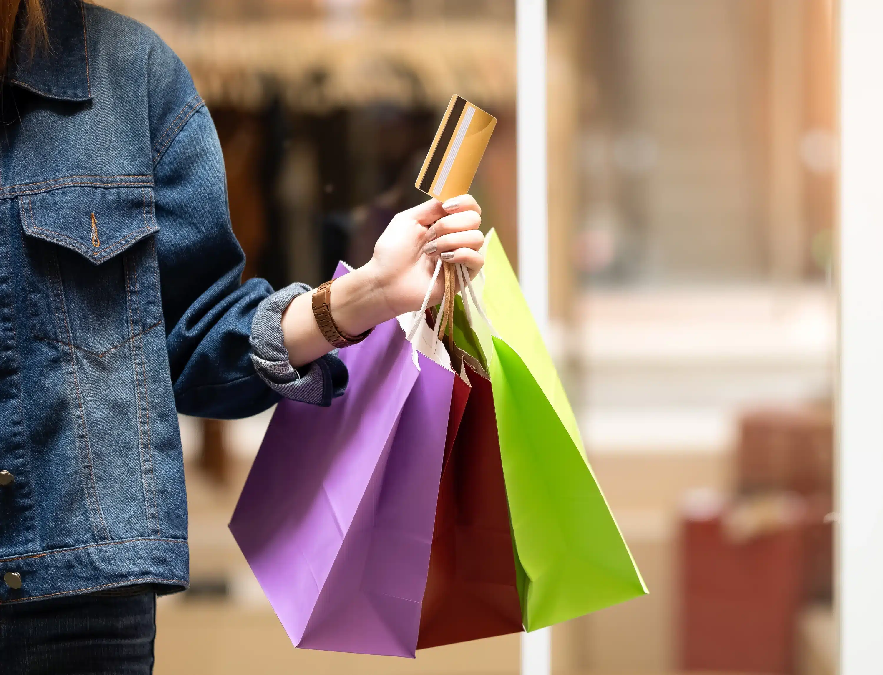 Sacolas de compras e cartão de crédito no Dia do Cliente