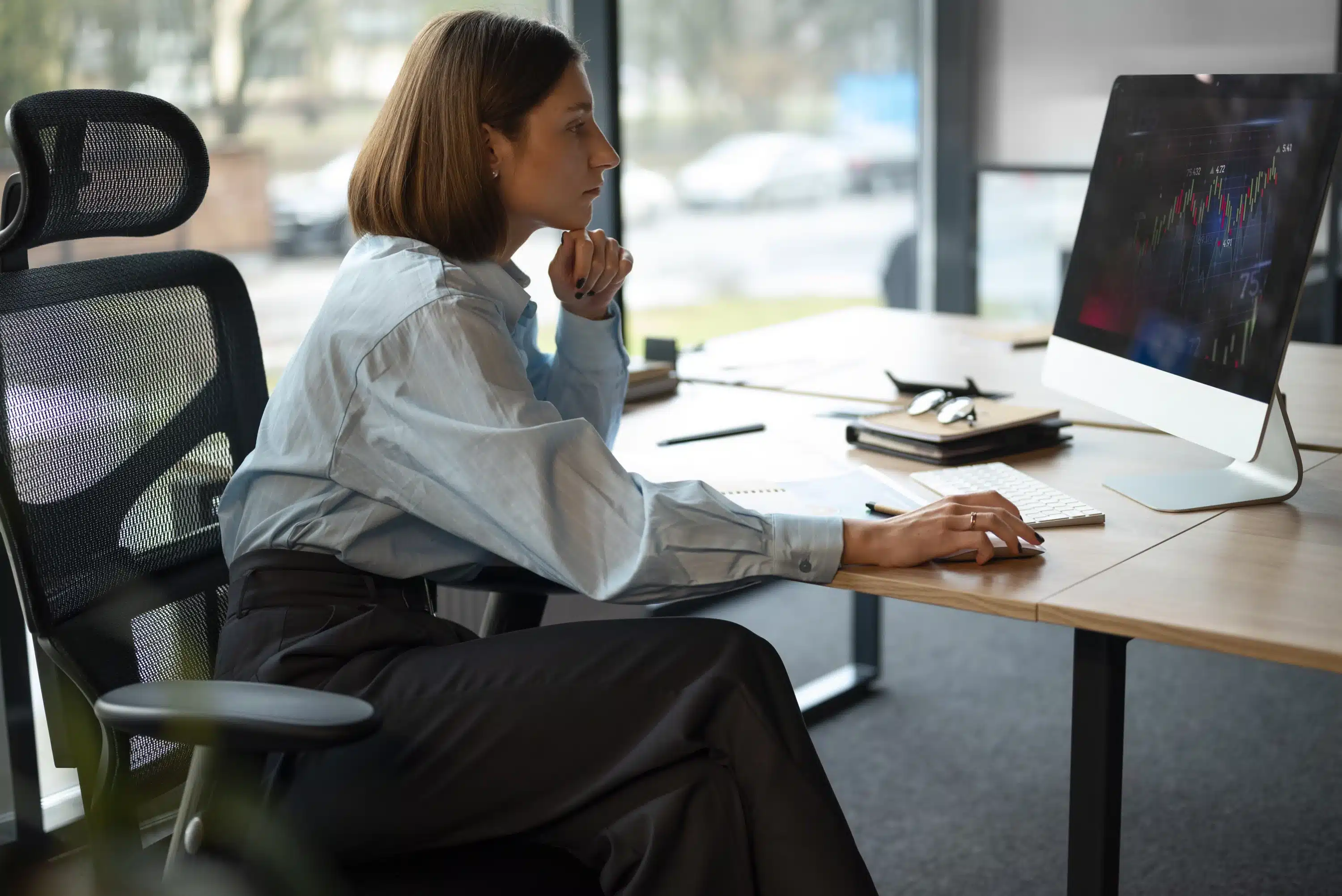 Mulher trabalhando em cadeira ergonômca para escritório